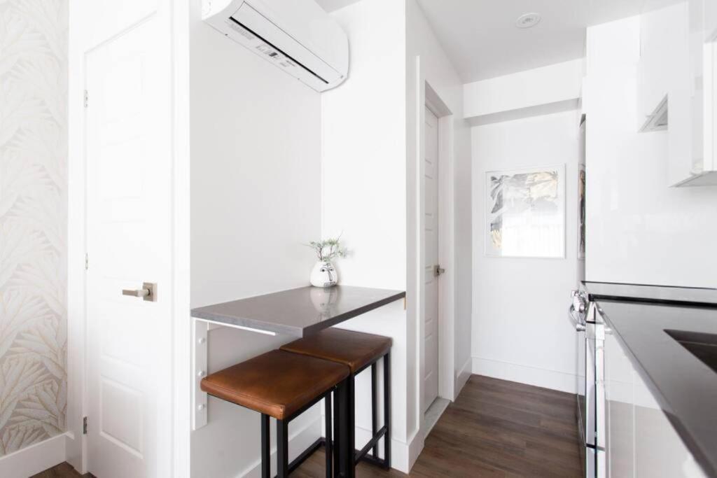 Wonderful Studio In Little Italy With Full Bath By Den Stays Montreal Bagian luar foto