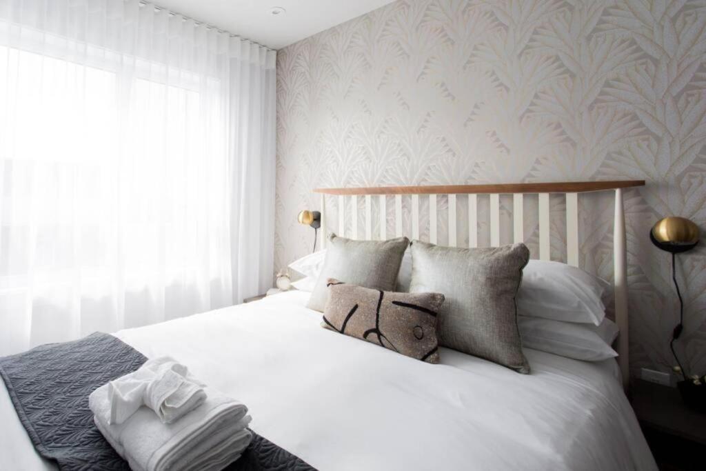 Wonderful Studio In Little Italy With Full Bath By Den Stays Montreal Bagian luar foto