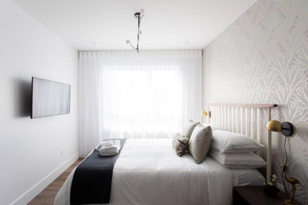 Wonderful Studio In Little Italy With Full Bath By Den Stays Montreal Bagian luar foto