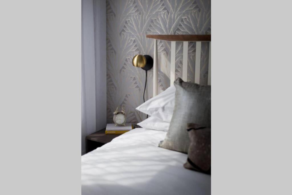 Wonderful Studio In Little Italy With Full Bath By Den Stays Montreal Bagian luar foto