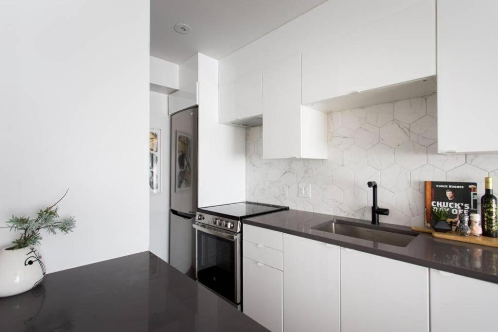 Wonderful Studio In Little Italy With Full Bath By Den Stays Montreal Bagian luar foto