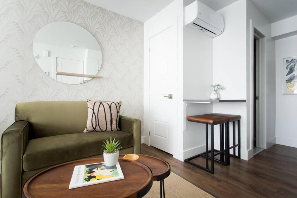 Wonderful Studio In Little Italy With Full Bath By Den Stays Montreal Bagian luar foto