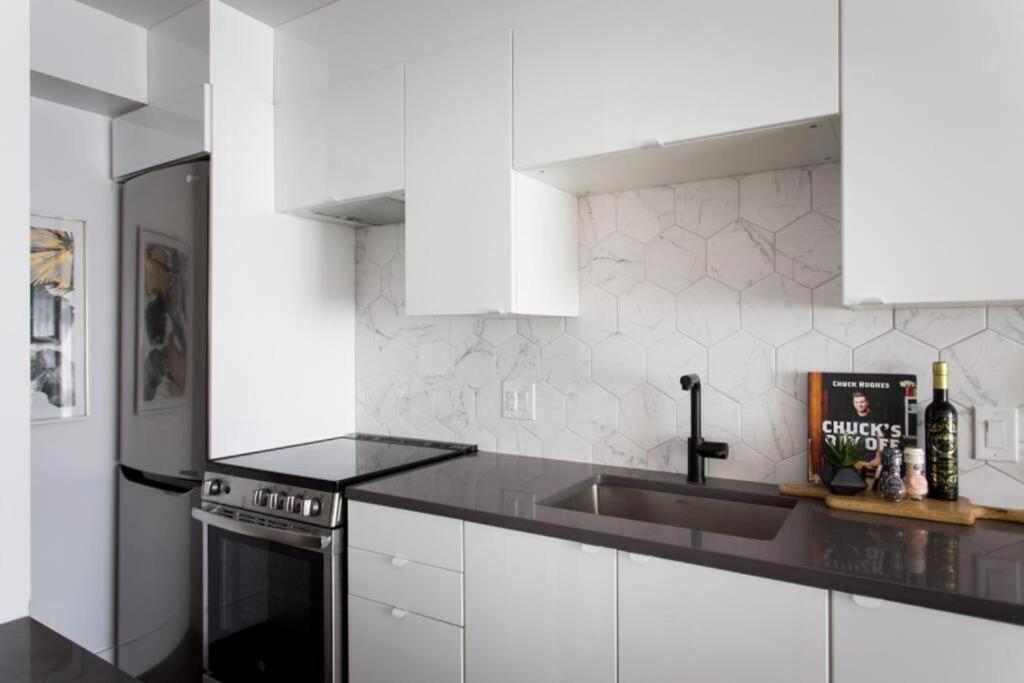 Wonderful Studio In Little Italy With Full Bath By Den Stays Montreal Bagian luar foto