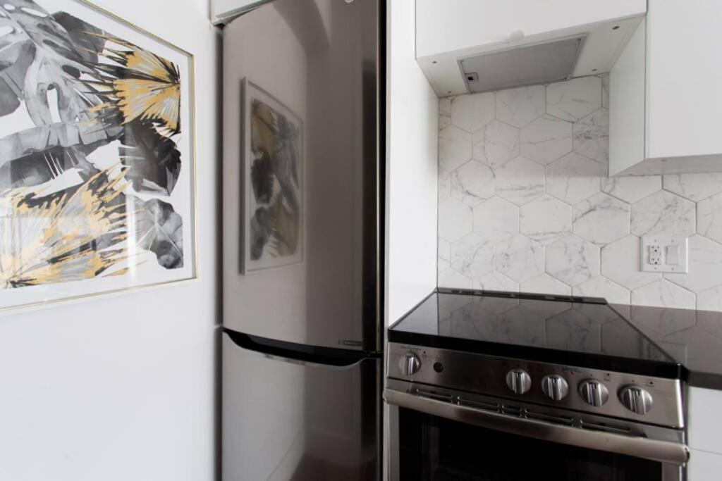 Wonderful Studio In Little Italy With Full Bath By Den Stays Montreal Bagian luar foto