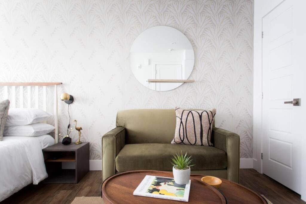 Wonderful Studio In Little Italy With Full Bath By Den Stays Montreal Bagian luar foto