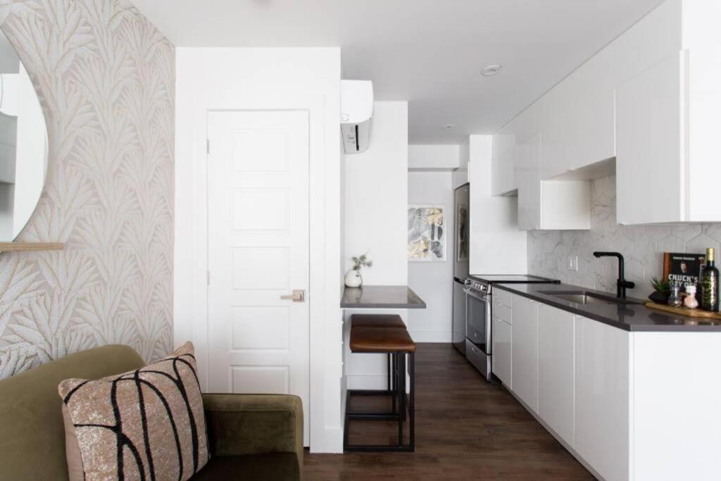 Wonderful Studio In Little Italy With Full Bath By Den Stays Montreal Bagian luar foto