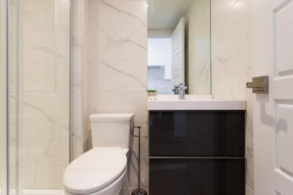 Wonderful Studio In Little Italy With Full Bath By Den Stays Montreal Bagian luar foto