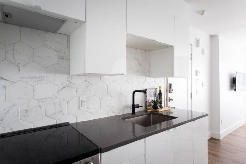 Wonderful Studio In Little Italy With Full Bath By Den Stays Montreal Bagian luar foto
